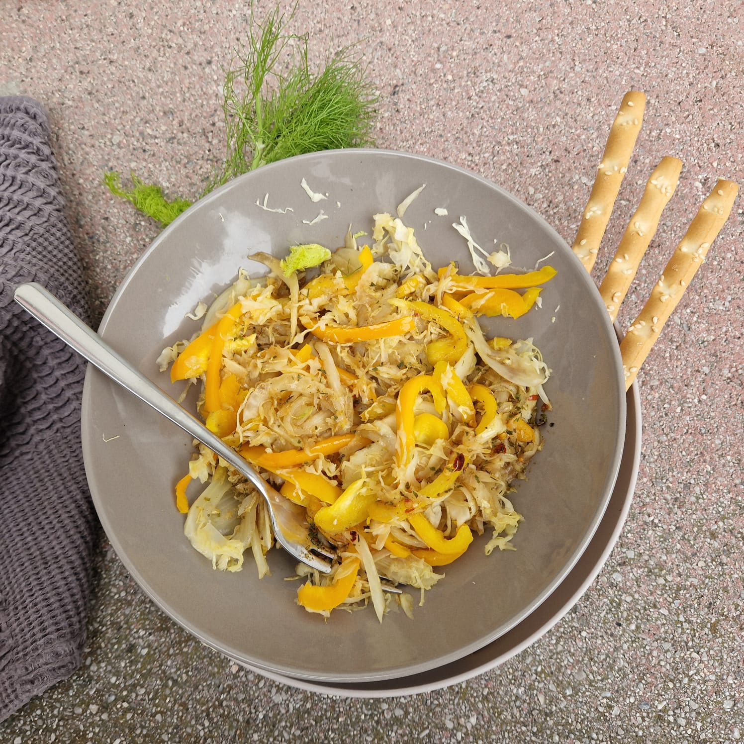 Weiches Kraut mit Fenchel und Nüssen