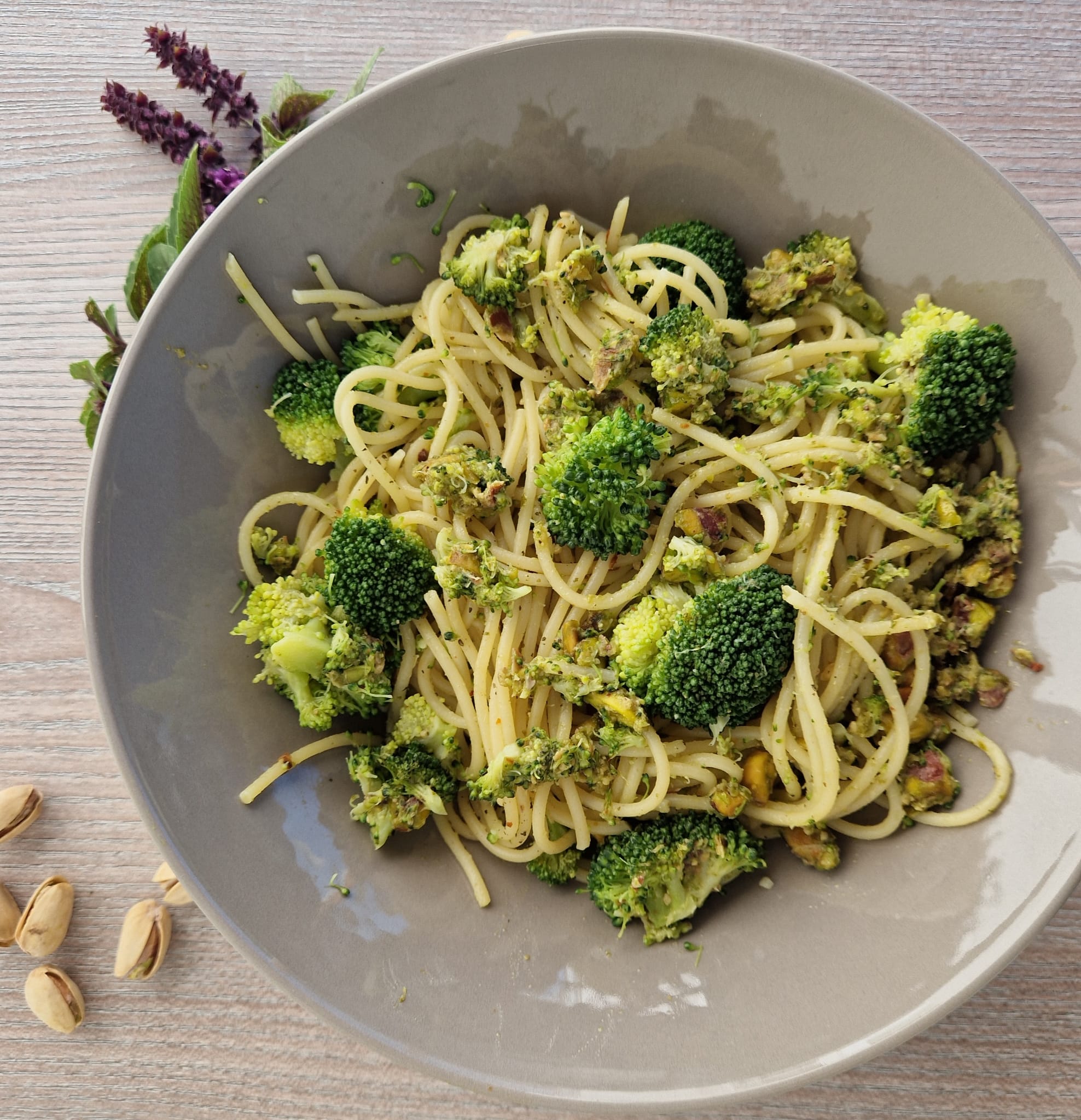 Spaghetti mit Broccoli und Pistazien