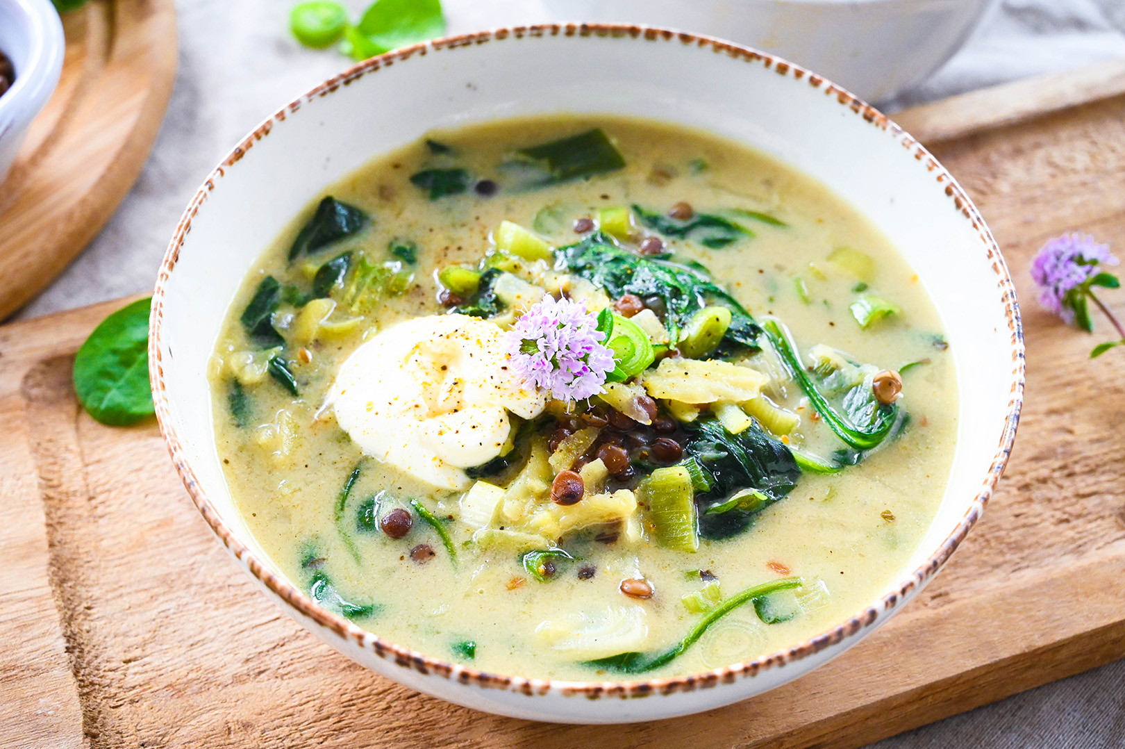 Gelbe Linsensuppe mit Kokosmilch, Kartoffeln und Blattspinat