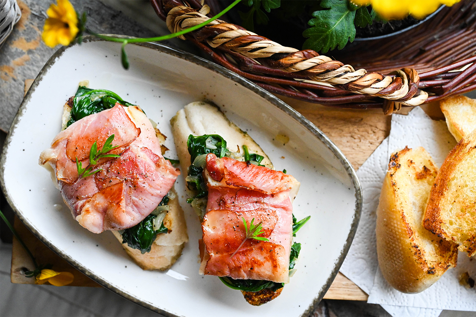 Ciabatta mit gebratenem Mozzarella und Blattspinat