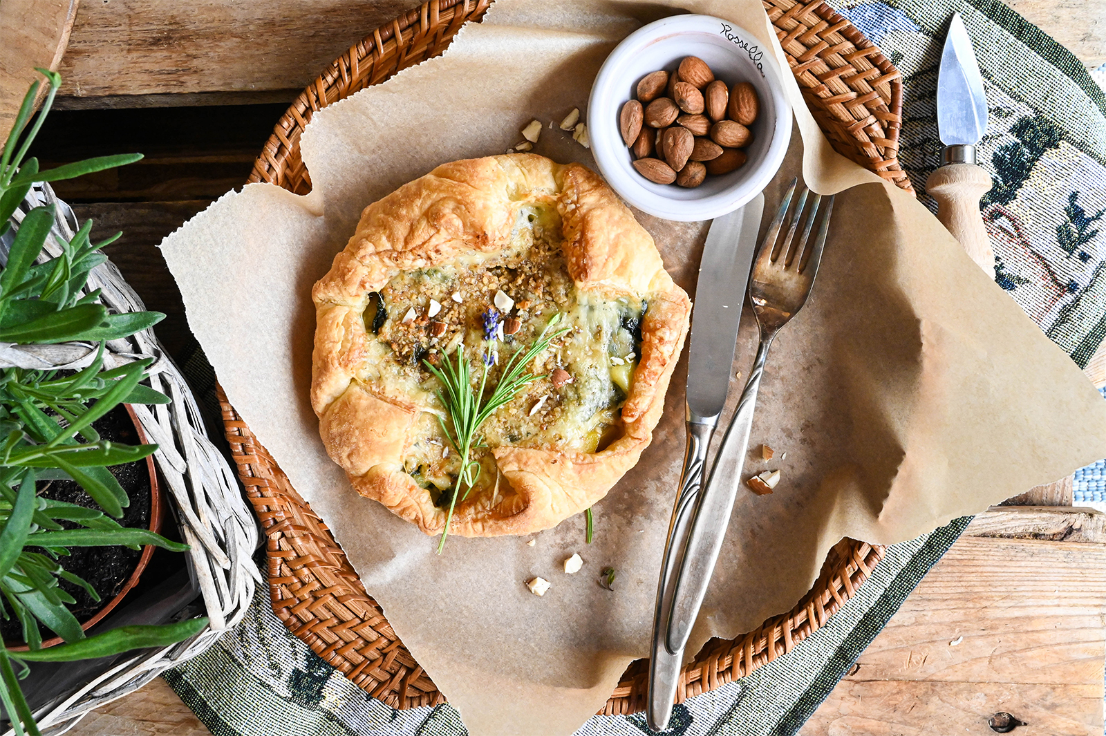 Blätterteig-Galette mit Mangold oder Spinat