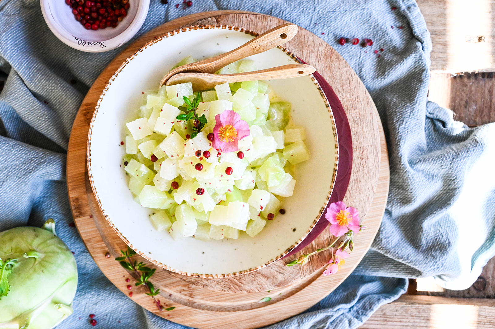 Kohlrabi mit rosa Pfefferbeeren