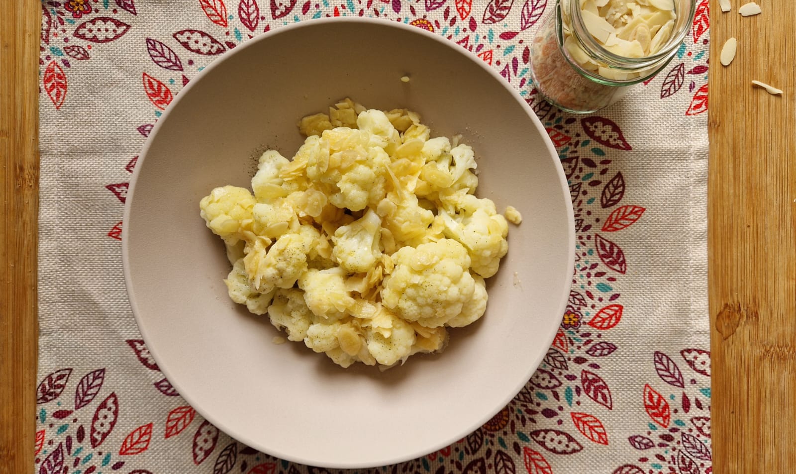 Karfiol mit Butter und gehobelten Mandeln
