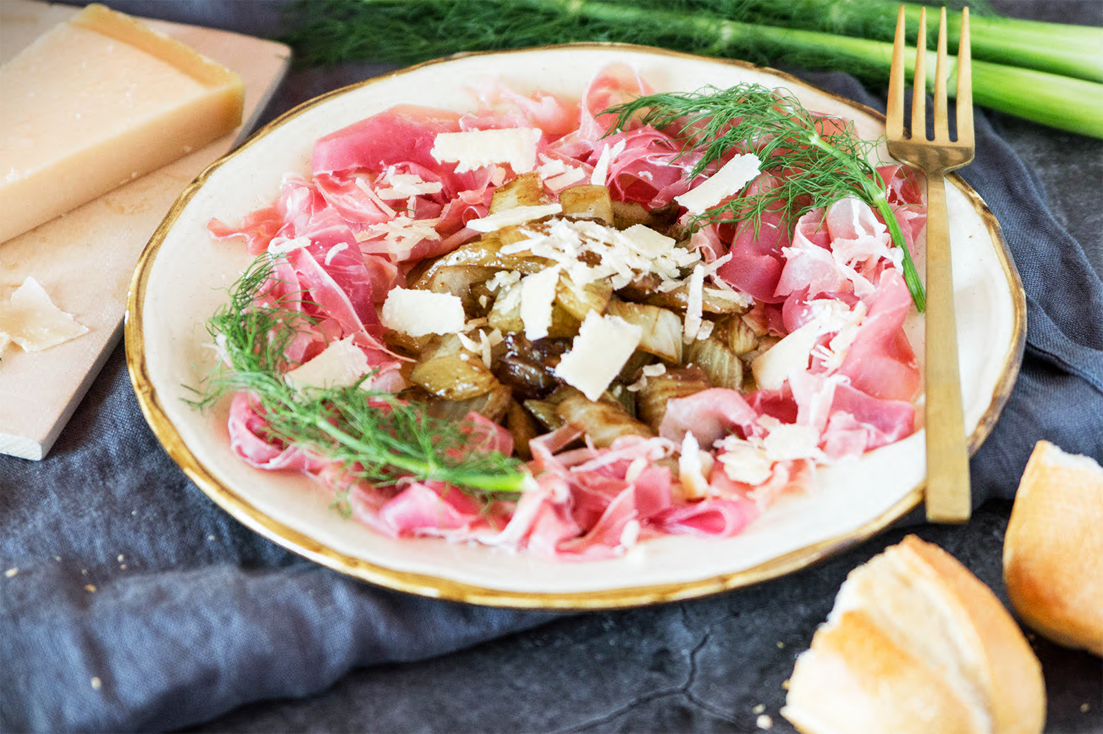 Karamellisierter Fenchel zu Parmaschinken, Parmesan und Weißbrot