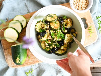 Lauwarmer Zucchini-Salat mit Oliven und gerösteten Pinienkernen