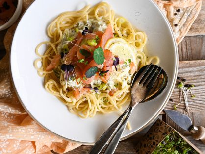 Spaghetti mit Zucchini-Zitronen-Creme und Räucherlachs