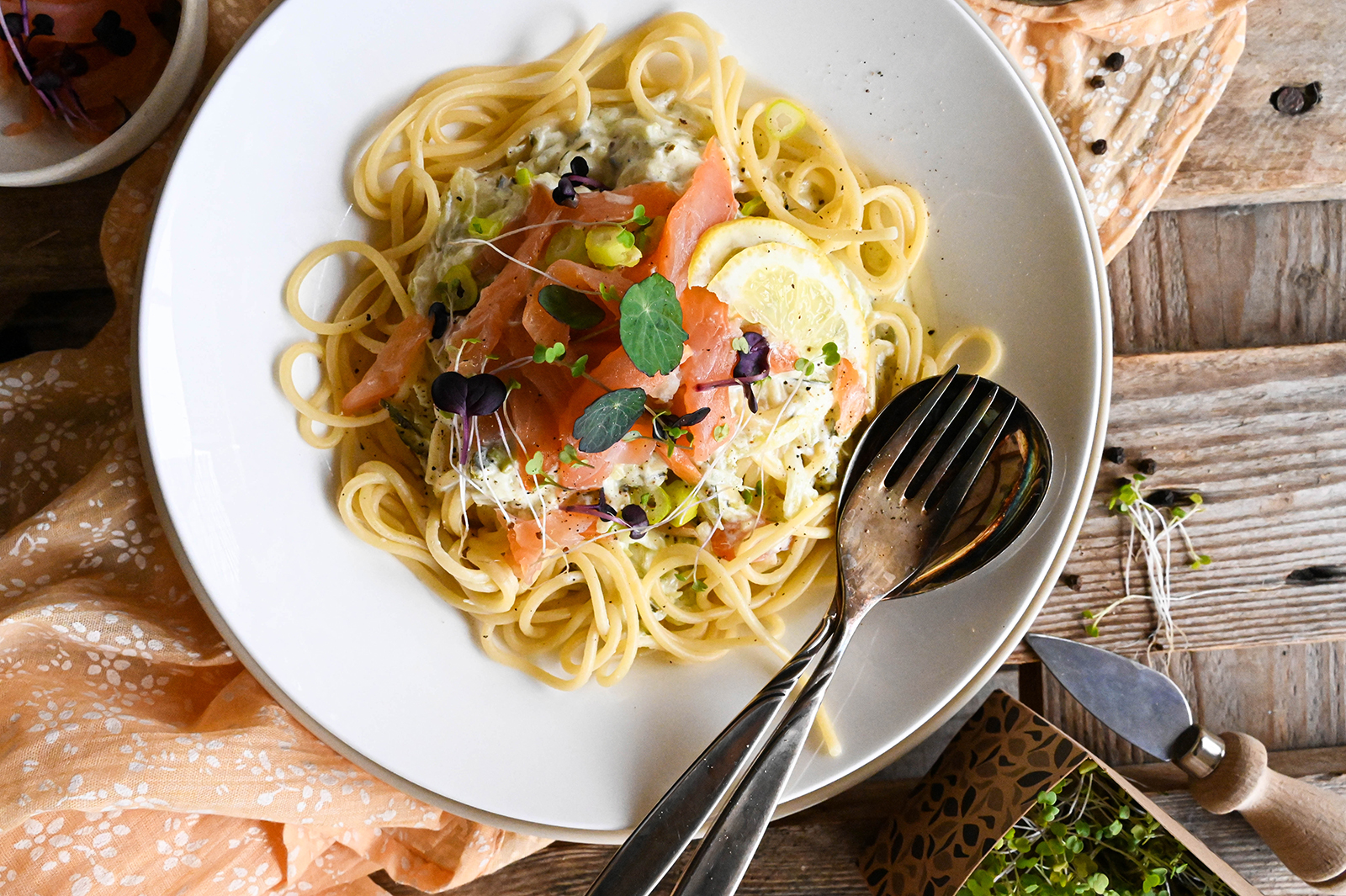 Spaghetti mit Zucchini-Zitronen-Creme und Räucherlachs