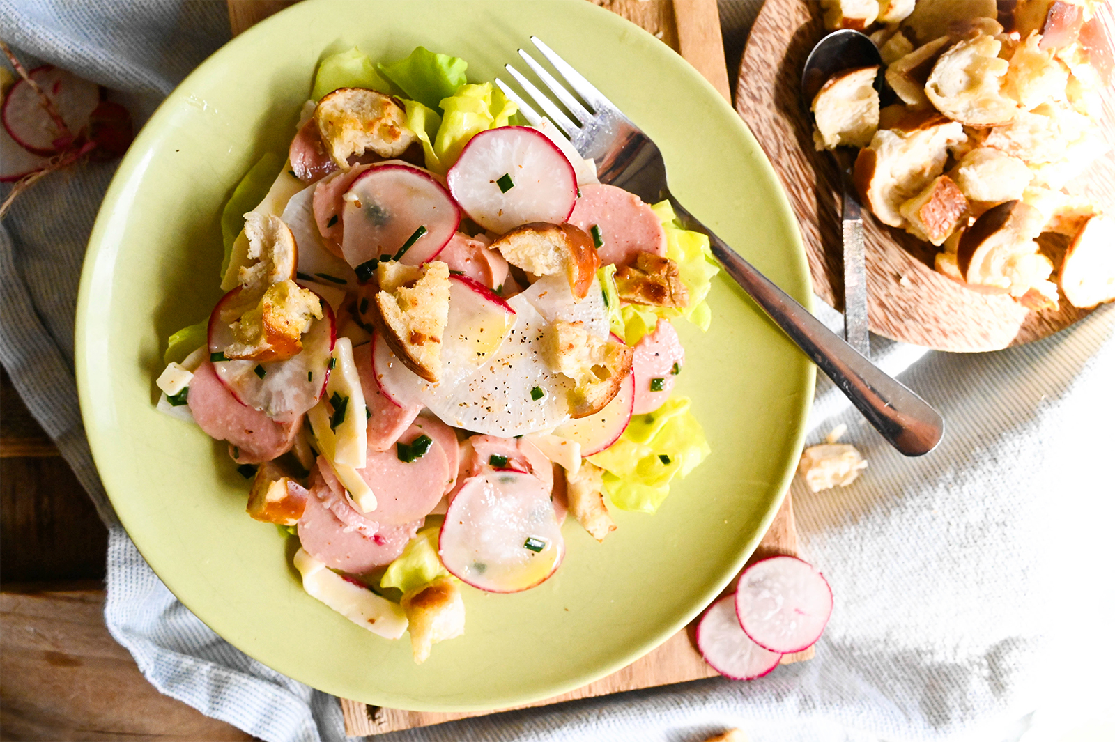 Wurst-Käse-Salat mit Bierrettich und warmen Brezen-Würfeln