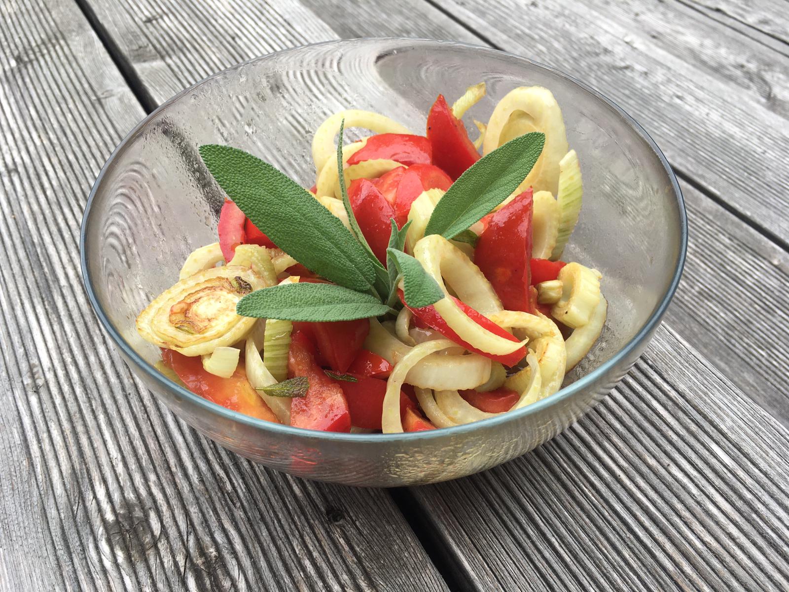 Lauwarmer Tomatensalat mit gebratenen Fenchelstreifen