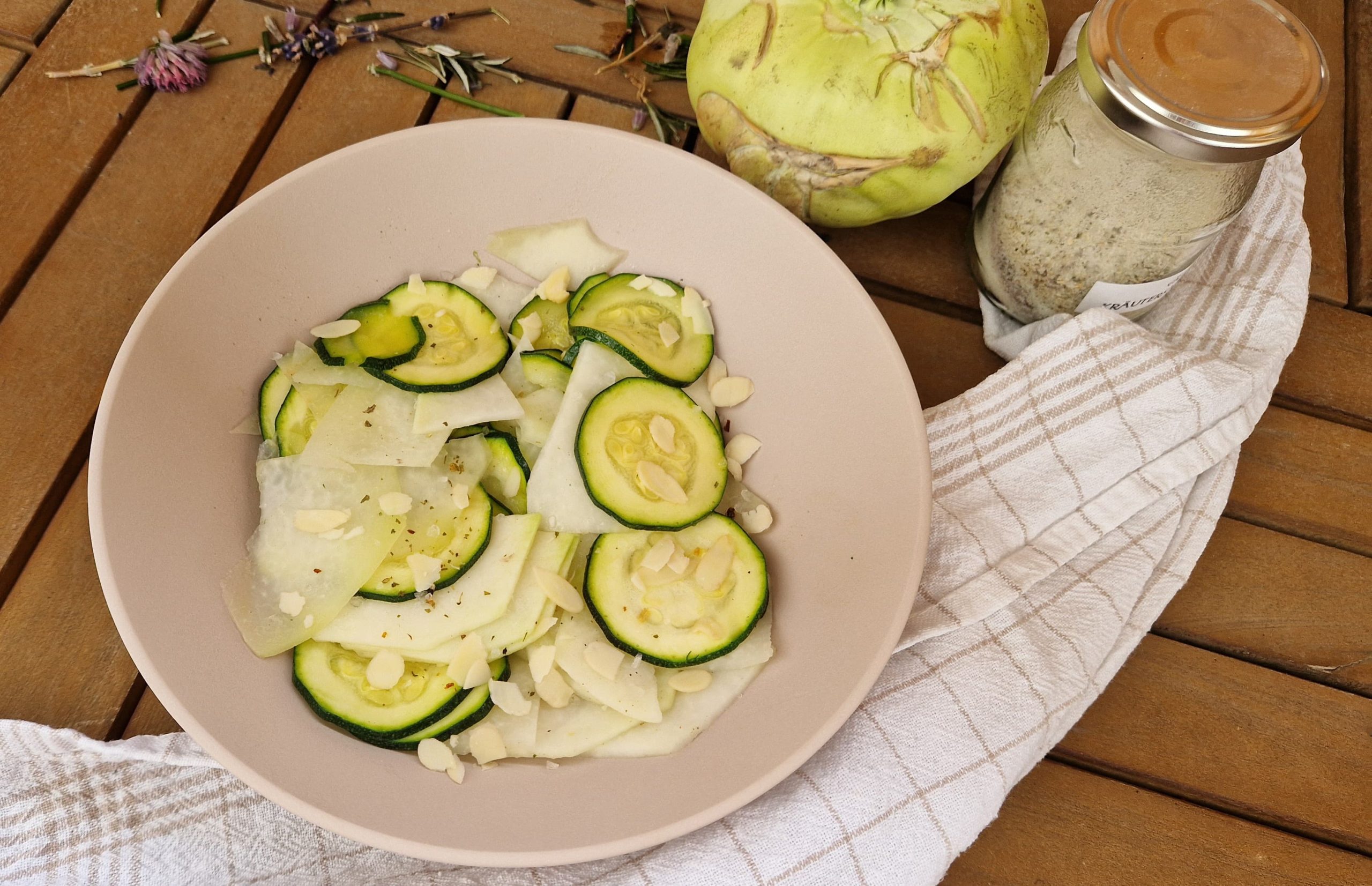 Kohlrabi-Zucchini-Gemüse mit Mandeln