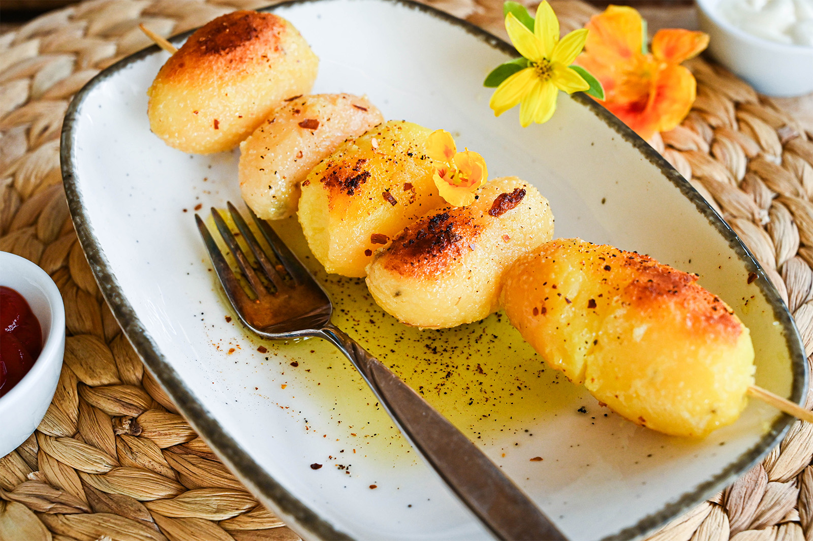 Feurige Kartoffelspießchen für den Grill