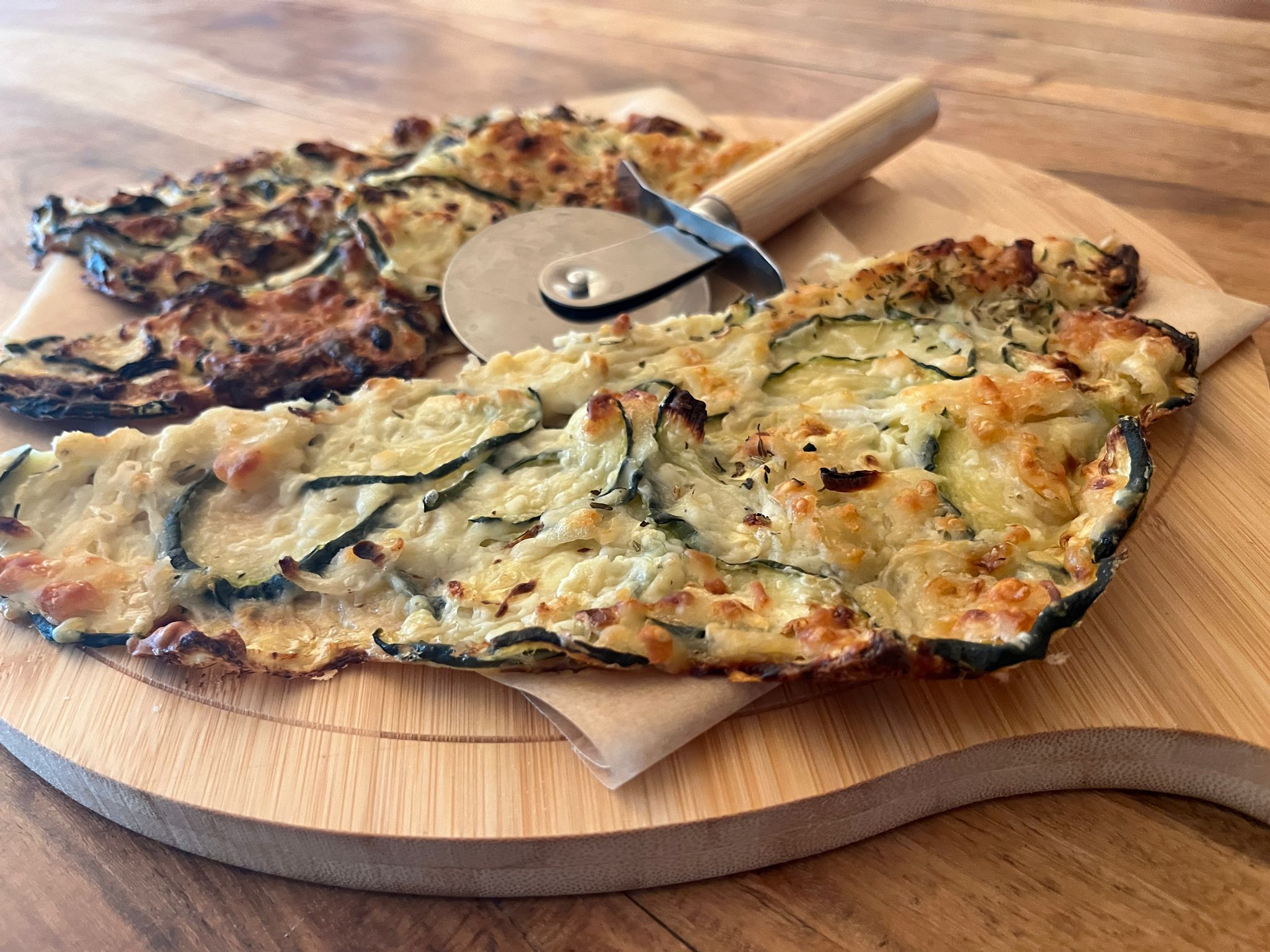 Knusprige Zucchini-Pizza „Scarpaccia“