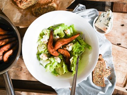 Karamellisierte Birnen und Blauschimmelkäse auf Blattsalat mit einem einfachen Low-Carb-Nussbrot