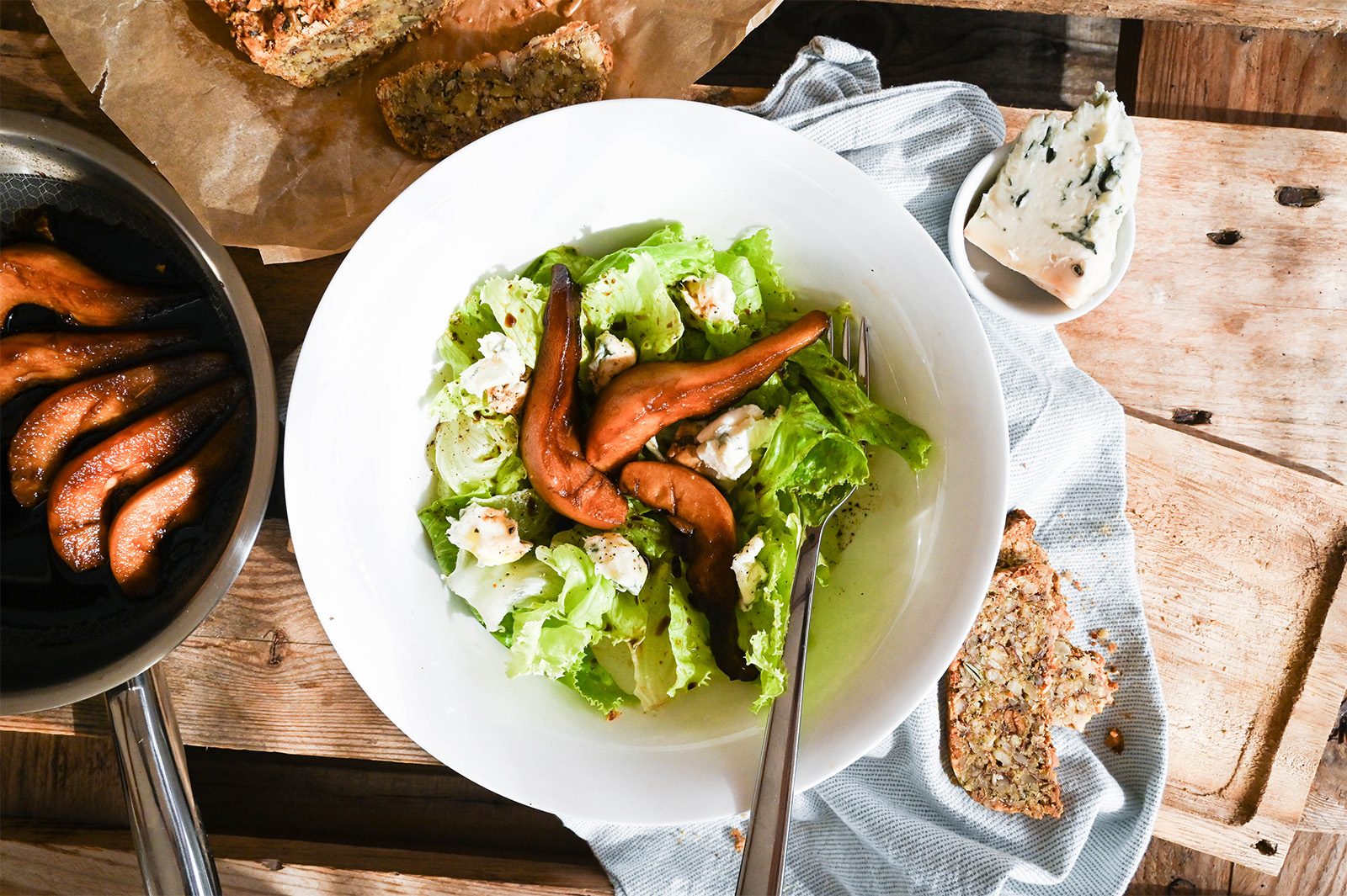 Karamellisierte Birnen und Blauschimmelkäse auf Blattsalat mit einem einfachen Low-Carb-Nussbrot