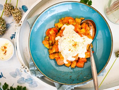 Rotes Gemüse-Kartoffel-Curry mit einem Gewürz-Joghurt (scharf)