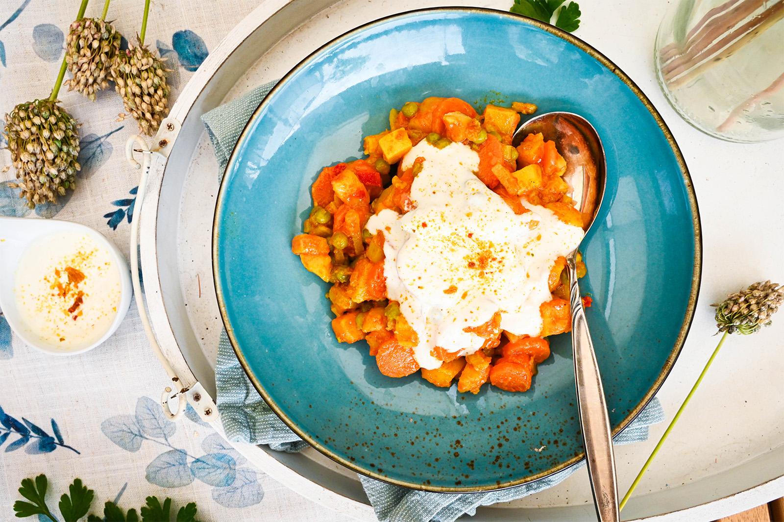 Rotes Gemüse-Kartoffel-Curry mit einem Gewürz-Joghurt (scharf)