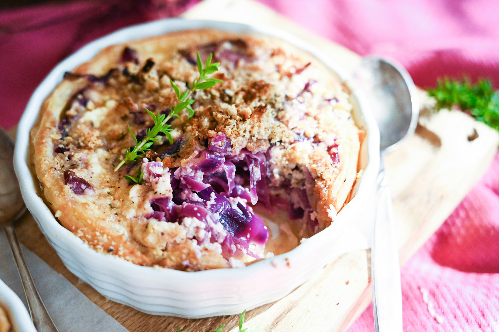 Kleine Tartes mit Blaukraut und Thymian