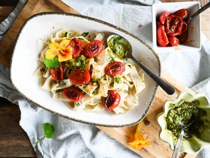 Breite Bandnudeln mit Selleriegrün-Pesto und Cocktail-Tomaten