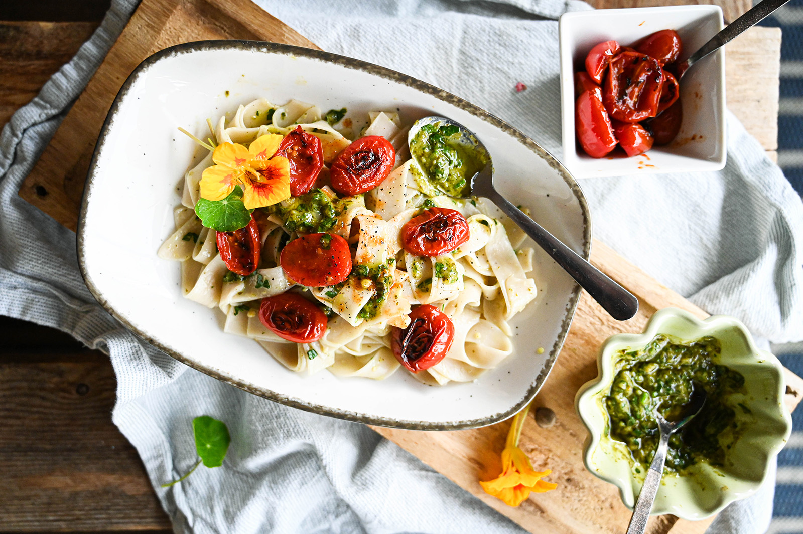 Breite Bandnudeln mit Selleriegrün-Pesto und Cocktail-Tomaten