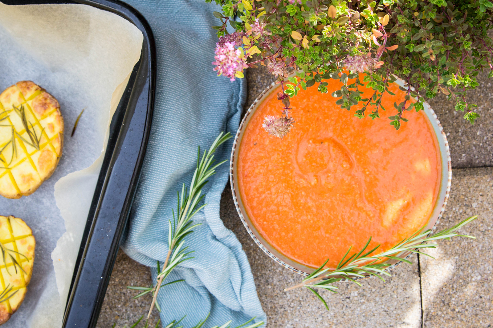 Katalanische Tomaten-Paprika-Sauce mit Ofenkartoffeln