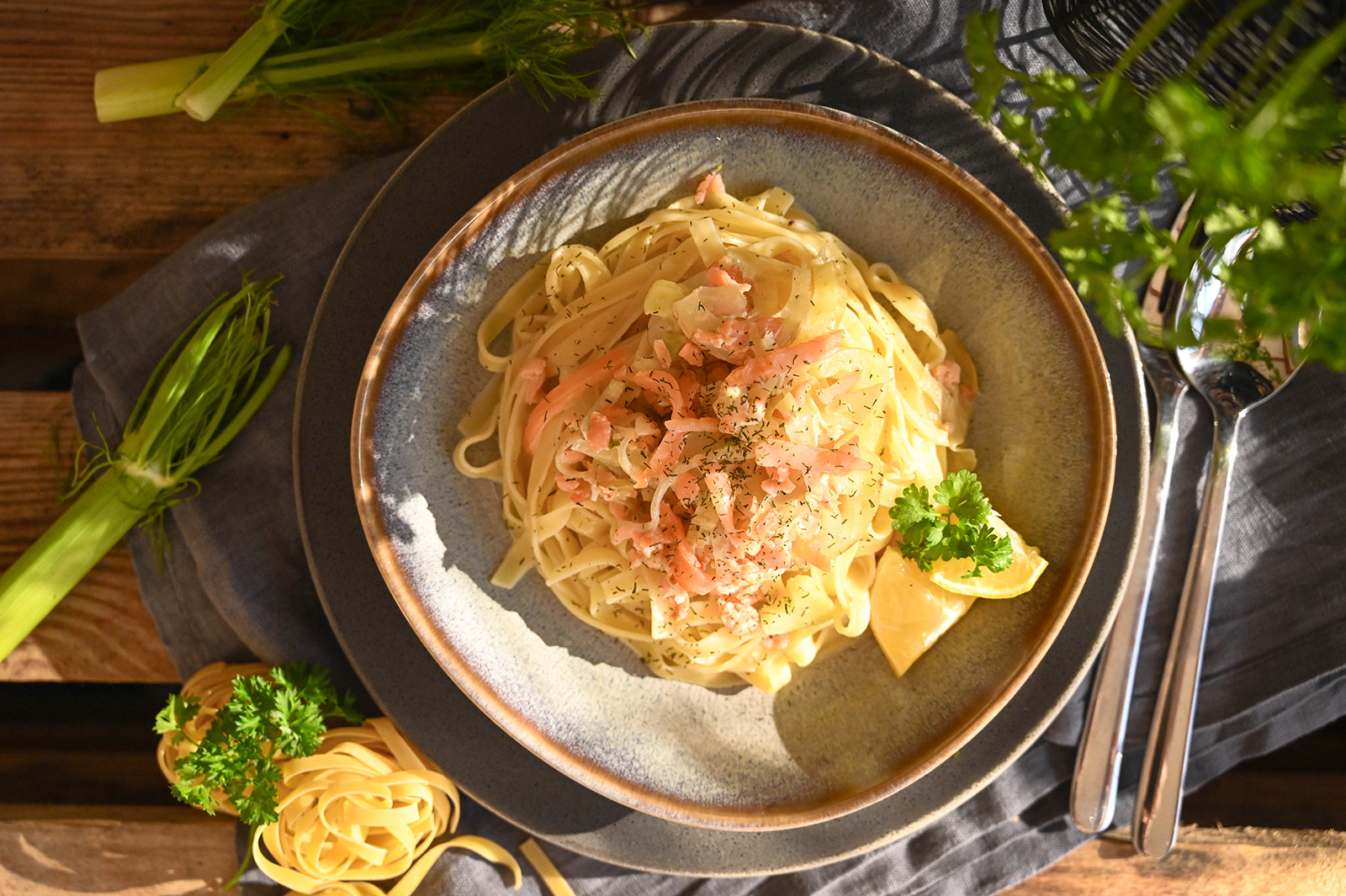 Bandnudeln mit Fenchel und Räucherlachs