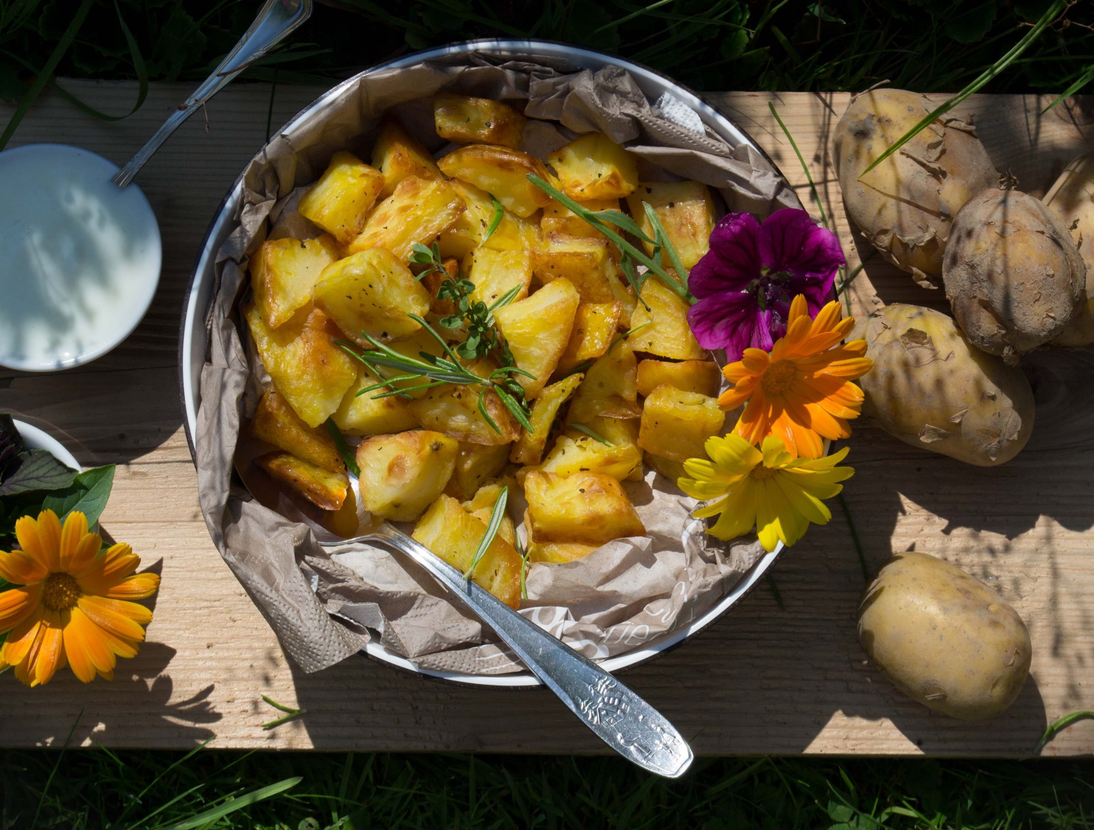 Ofen- oder Grillkartoffeln mit Knoblauch-Dip