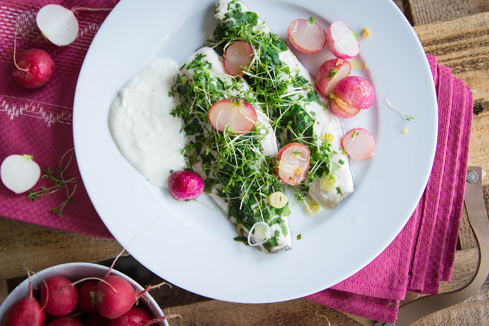 Forellenfilets mit gebratenen Radieschen, dazu ein Kren-Joghurt-Dip