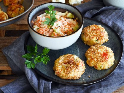 Karfiol-Kartoffel-Bällchen zu Weißkraut-Karotten-Salat