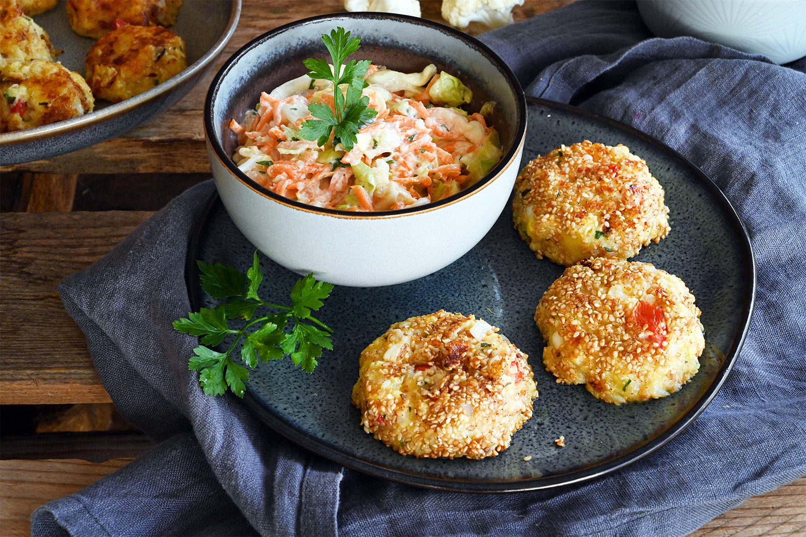 Karfiol-Kartoffel-Bällchen zu Weißkraut-Karotten-Salat