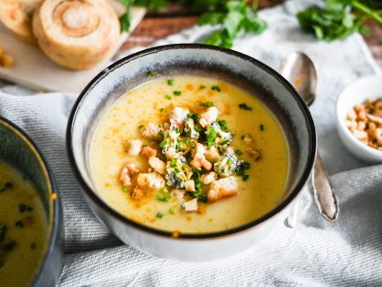 Kartoffel-Pastinaken-Suppe mit Blauschimmelkäse und Walnüssen