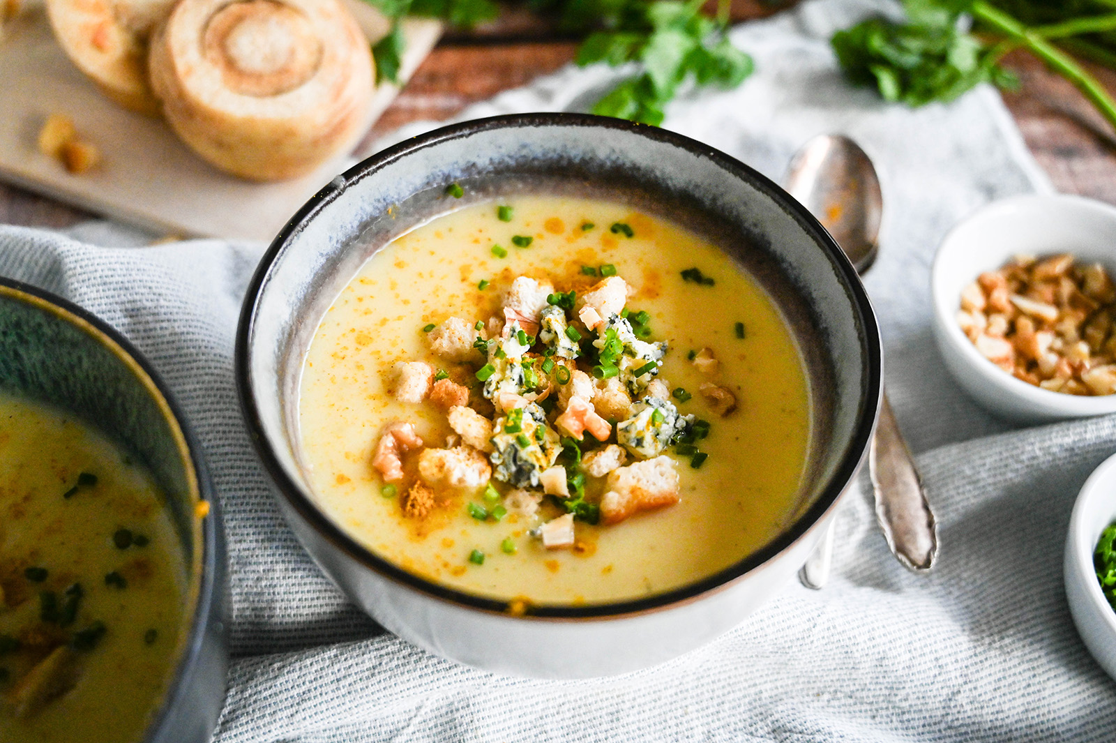 Kartoffel-Pastinaken-Suppe mit Blauschimmelkäse und Walnüssen