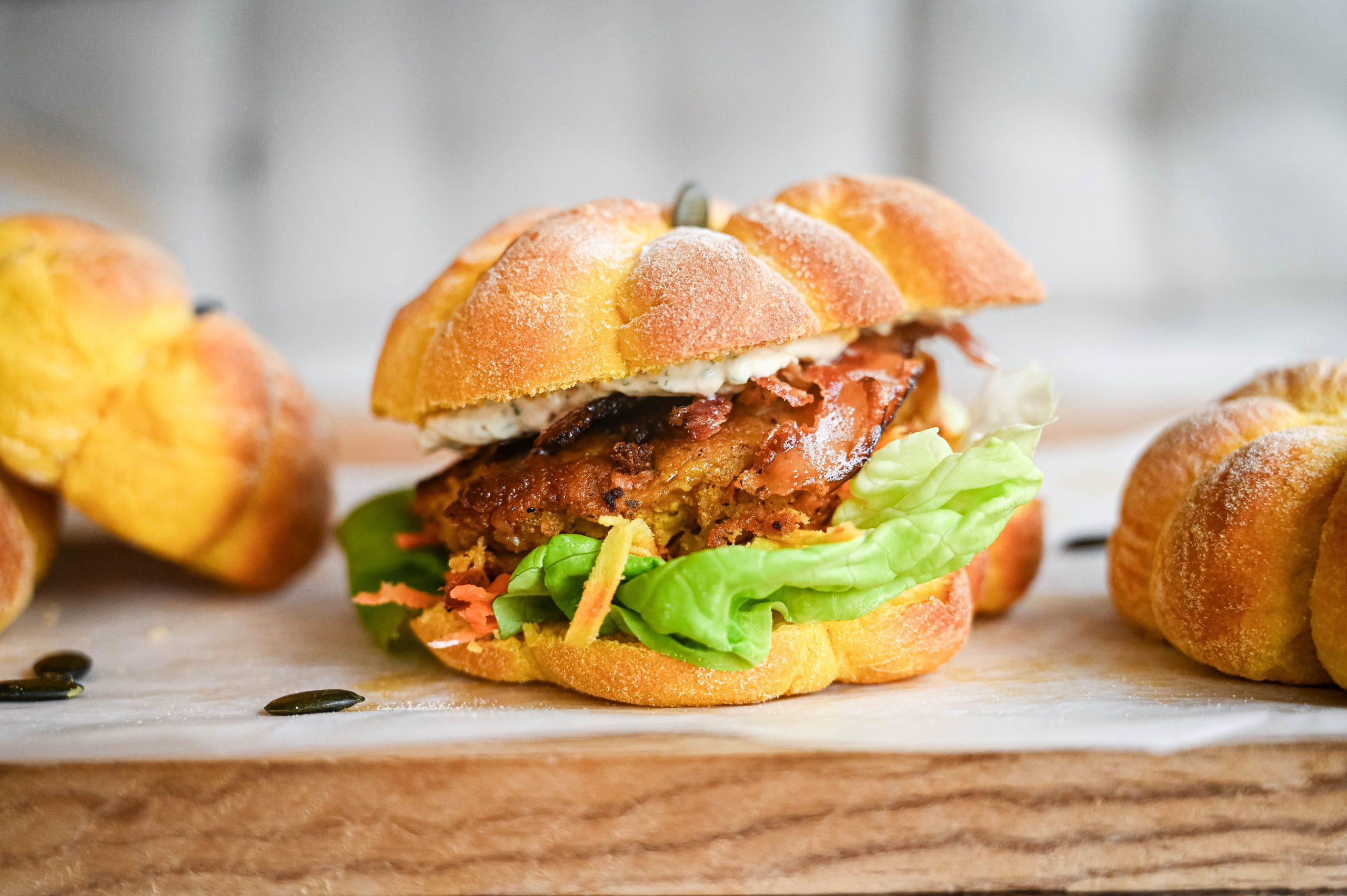 Mini-Kürbis-Burgerbrötchen mit Gemüselaibchen