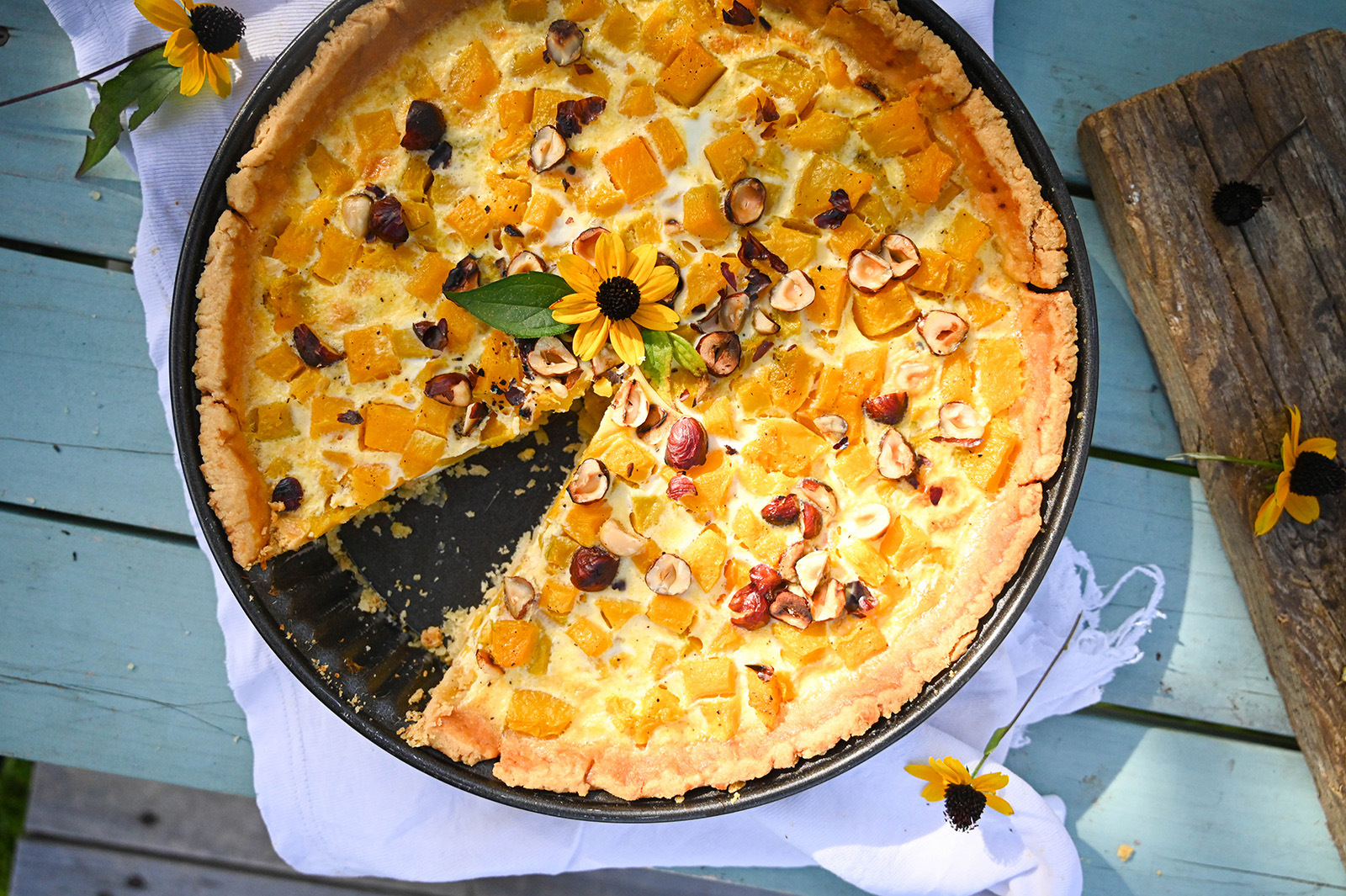 Tarte mit Butternuss-Kürbis und gerösteten Haselnüssen