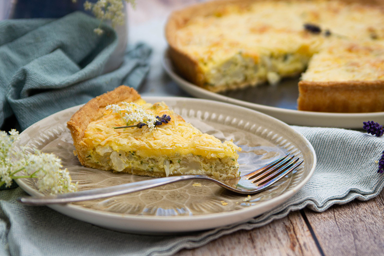 Tarte mit Romanesco (Karfiol, Broccoli) und würzigem Käse