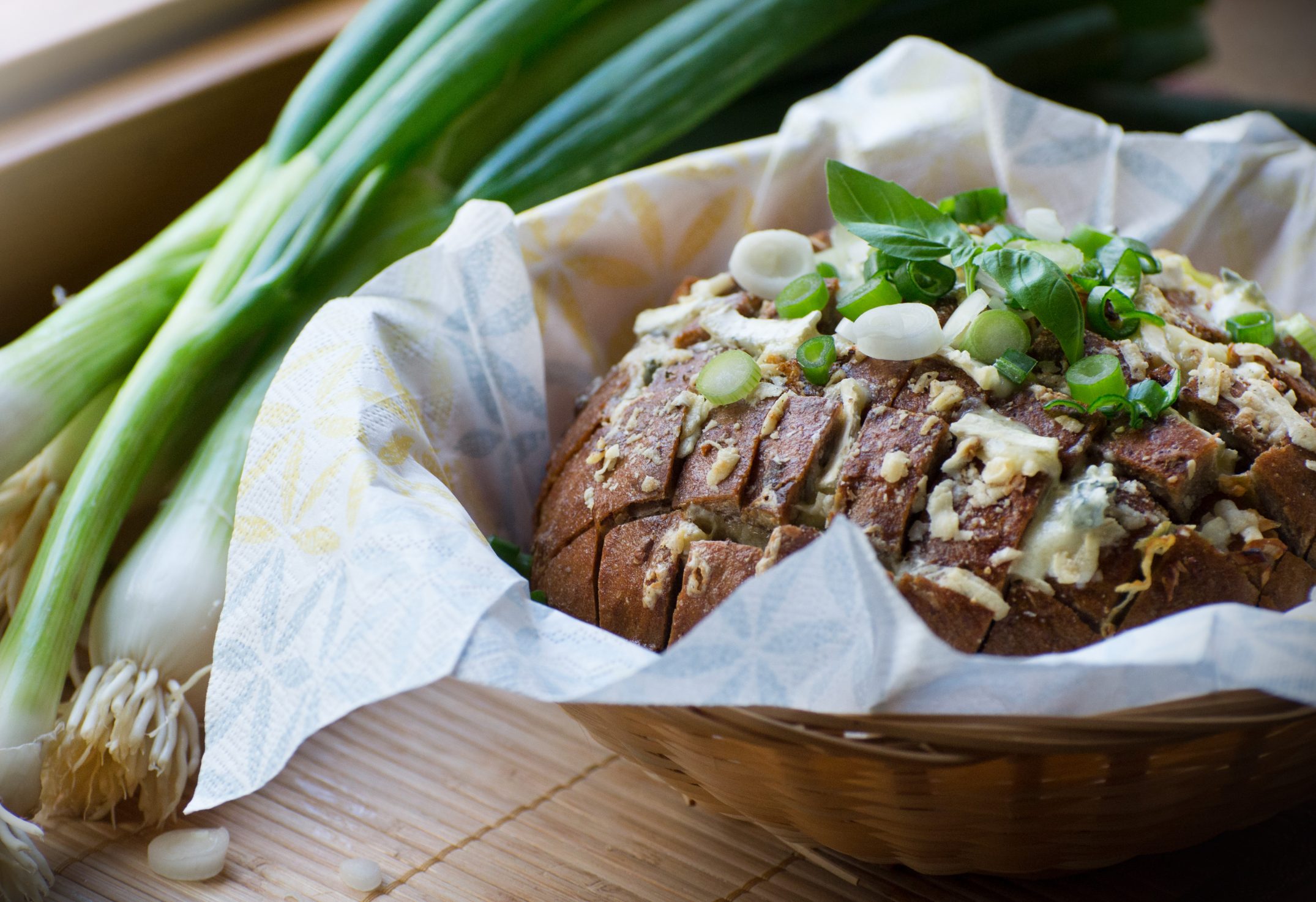 Zupfbrot – Bauernbrot mit Jung-Knoblauch und Käse