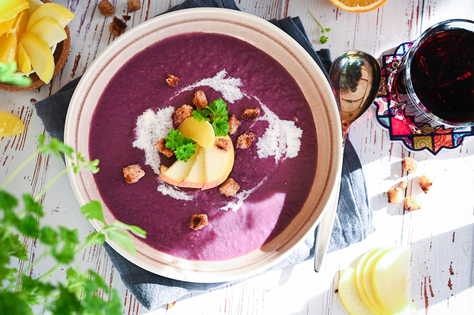 Blaukrautsuppe mit Zimt-Croutons