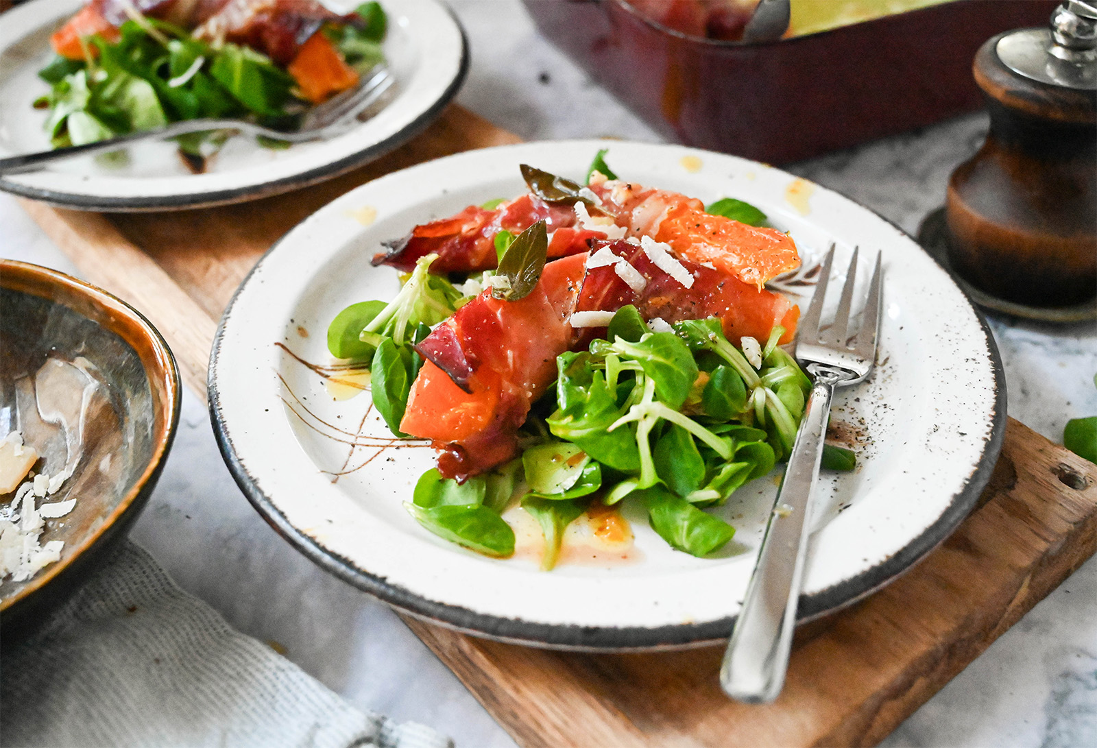 Kürbis mit Schinken und Parmesan auf Vogerlsalat