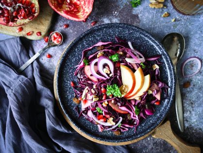 Bunter Blaukrautsalat mit Äpfeln, Walnüssen und Granatapfelkernen