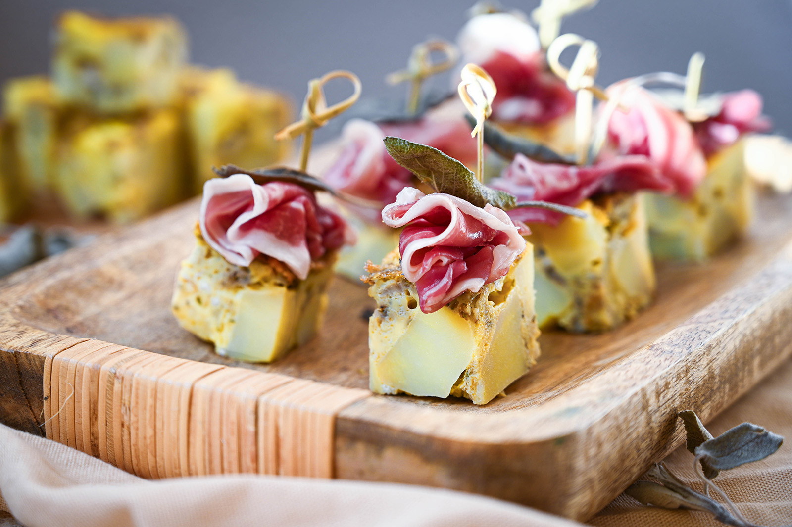 Spanische Kartoffel-Tortilla mit Salbei und Serranoschinken