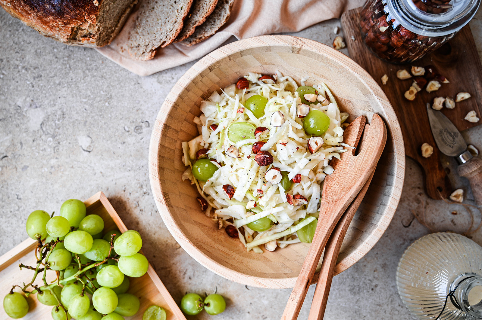 Weißkrautsalat mit Trauben und Haselnüssen