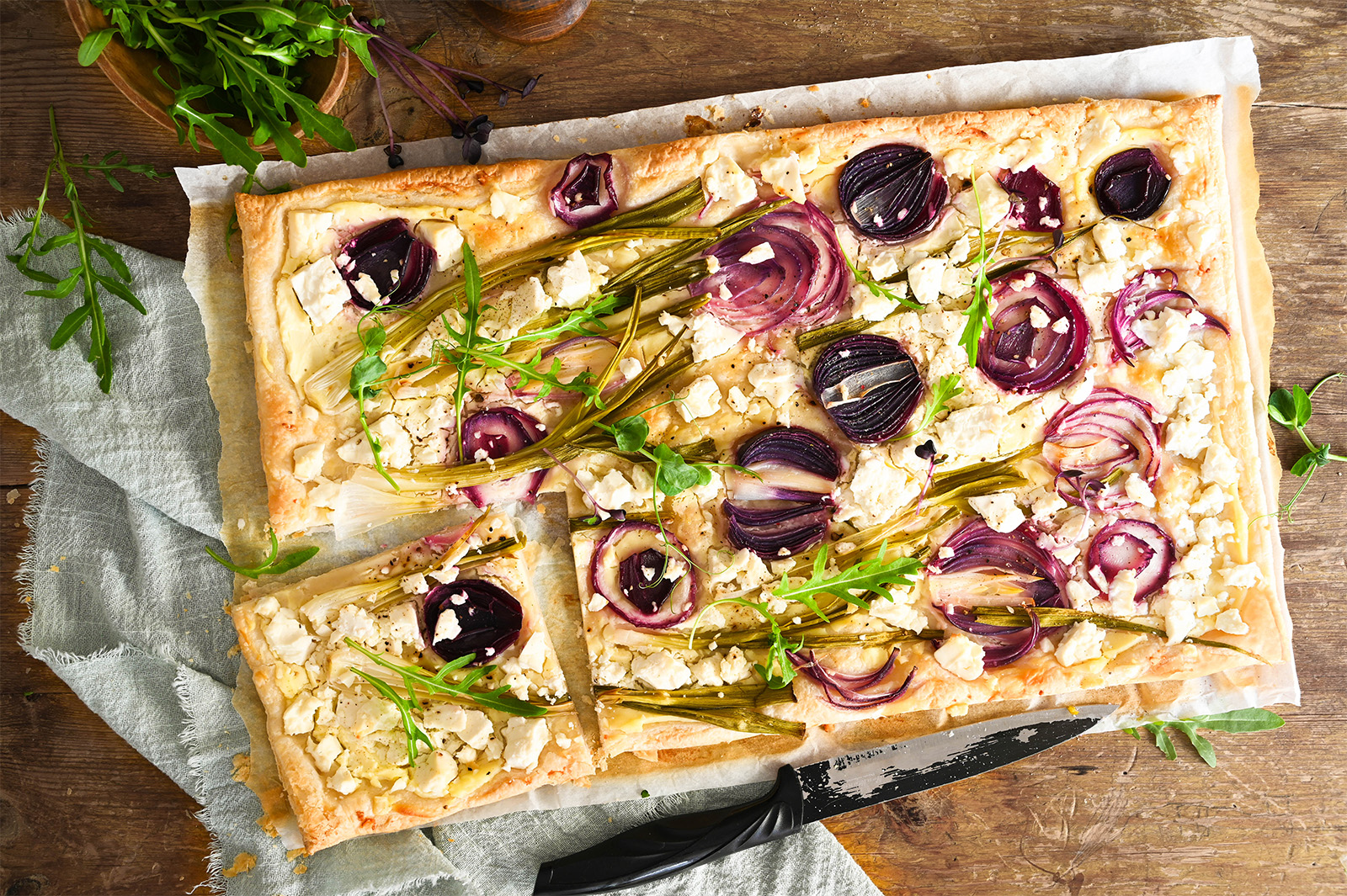 Blätterteigfleck mit Jungzwiebel und Frühlingsgrün