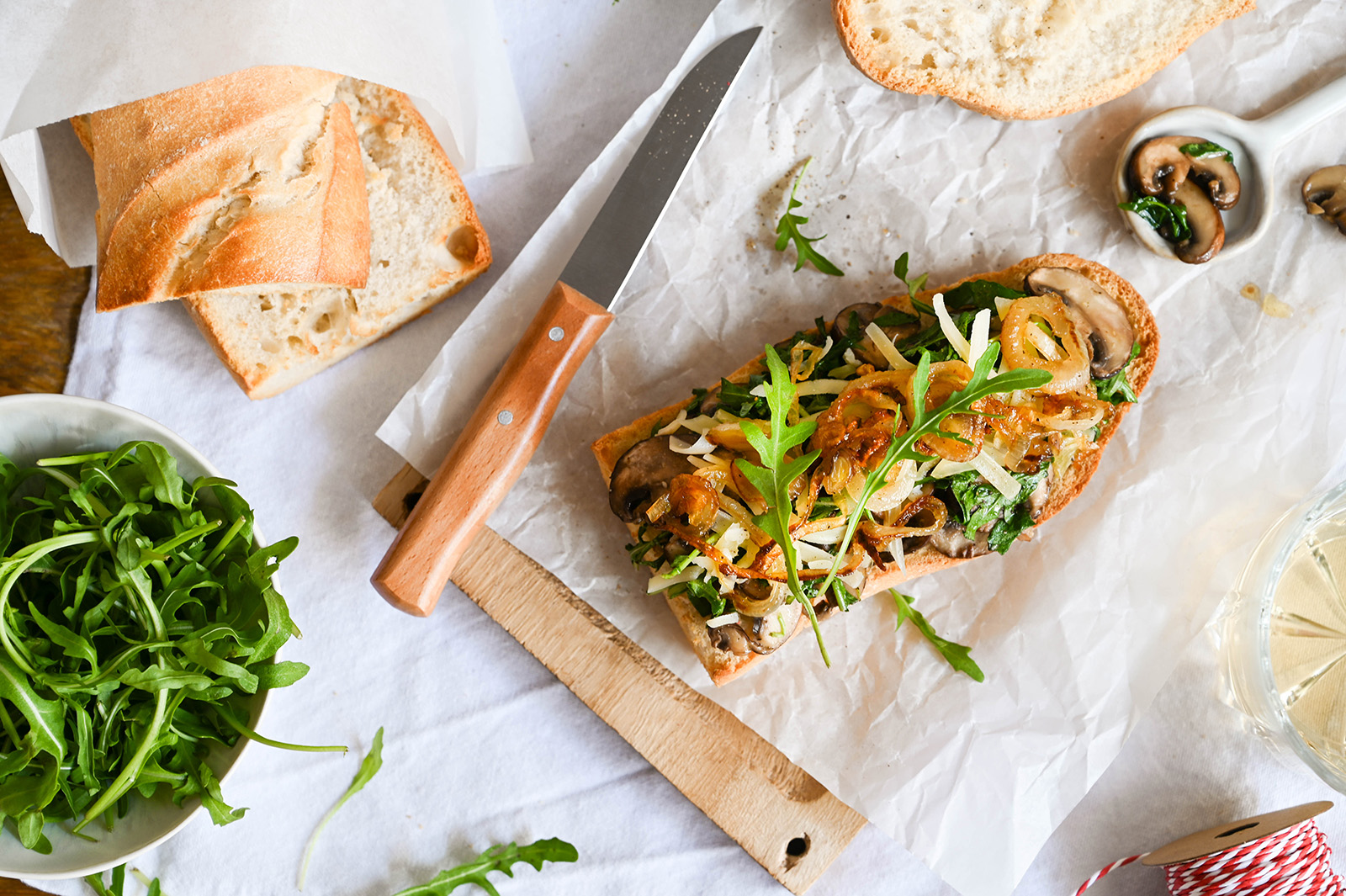 Knuspriges Baguette mit Rucola, Champignons und karamellisierten Zwiebeln