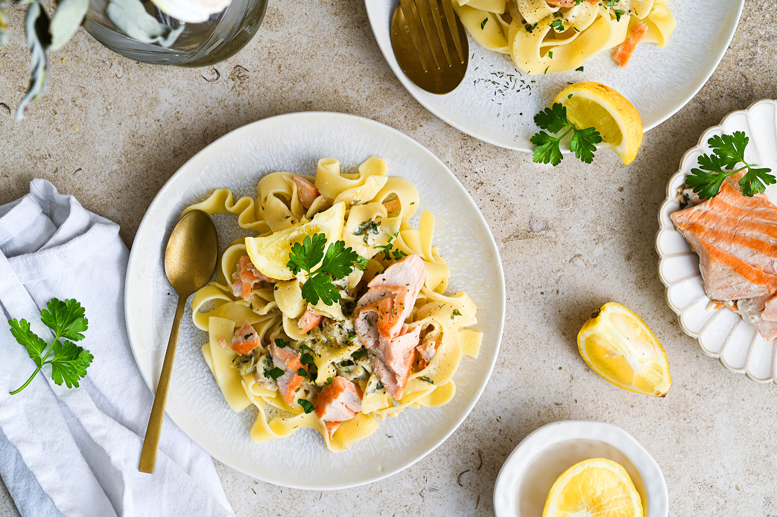 Breite Bandnudeln mit Jungzwiebeln und Lachs