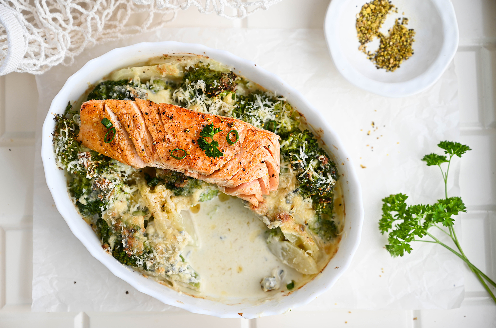 Gebratene Lachsfilets zu Broccoli-Kohlrabi-Gratin