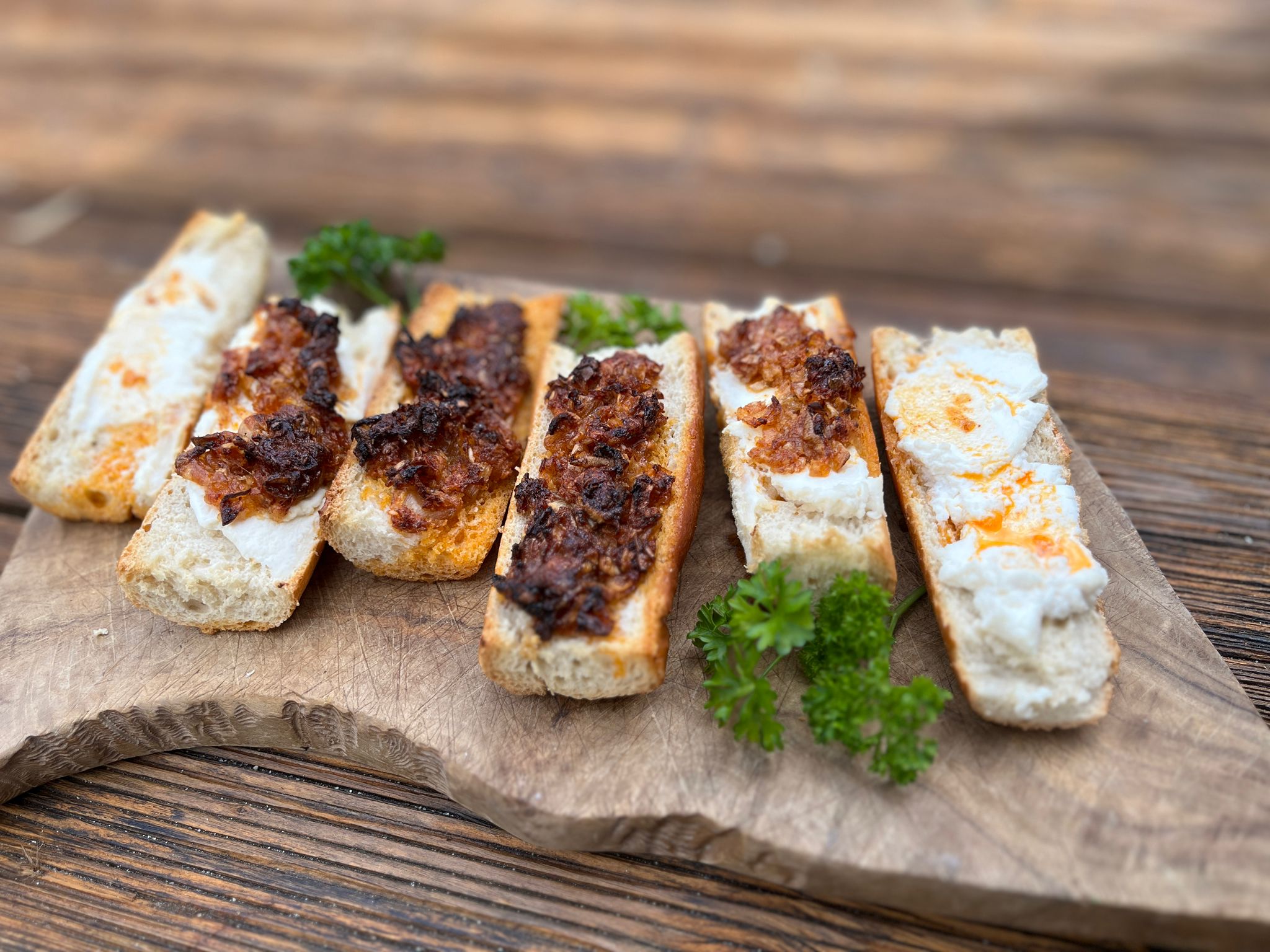 Überbackene Brote mit karamellisiertem Zwiebel-Knoblauch-Topping