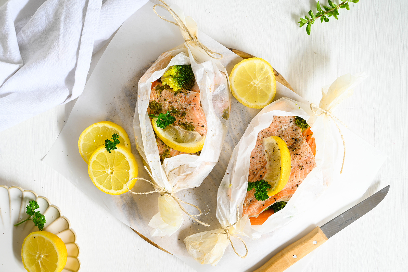 Lachsfilet mit Gemüse im Pergamentpapier