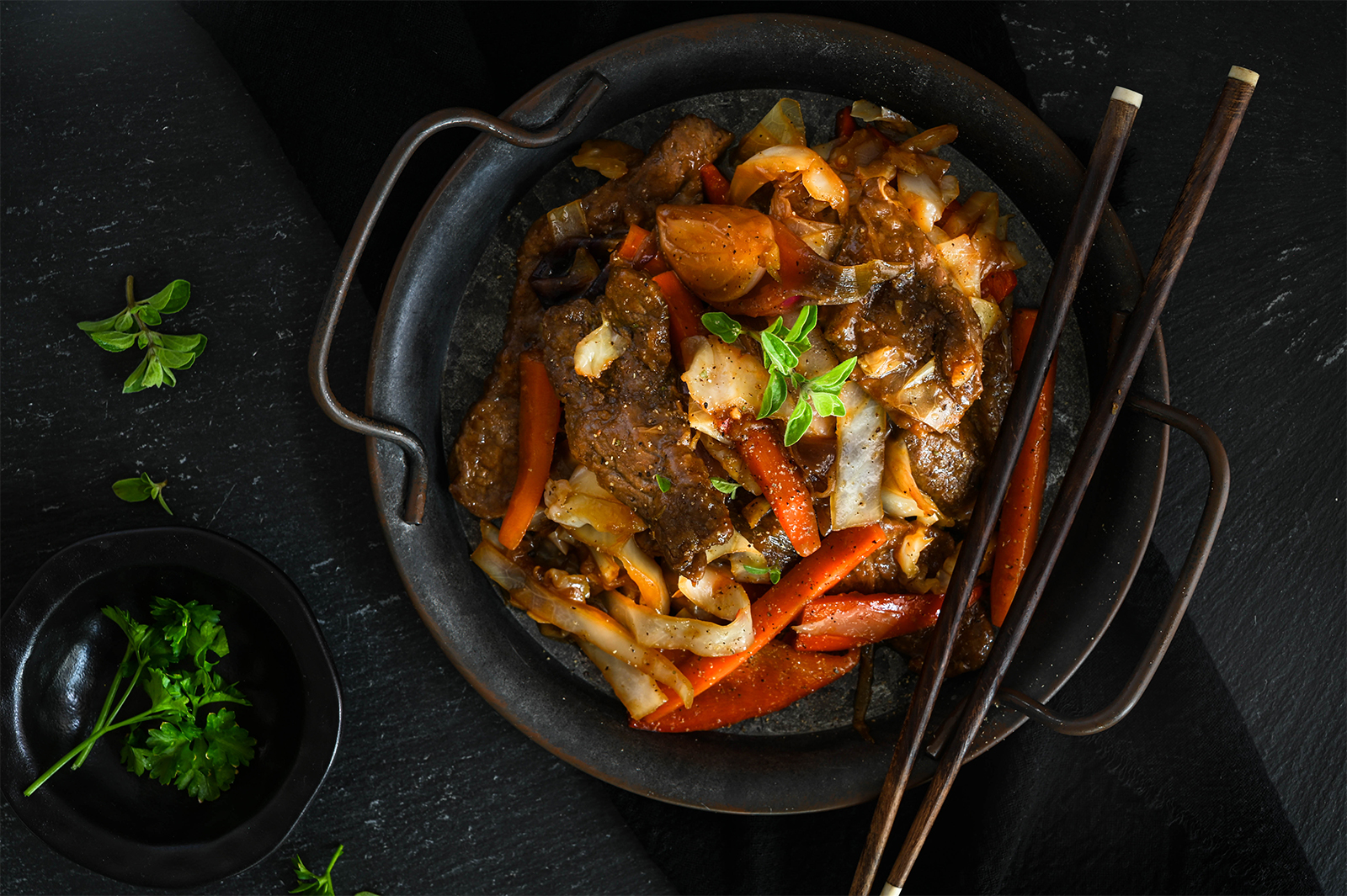 Wokpfanne mit Rindfleisch, Weißkraut und Sprossen