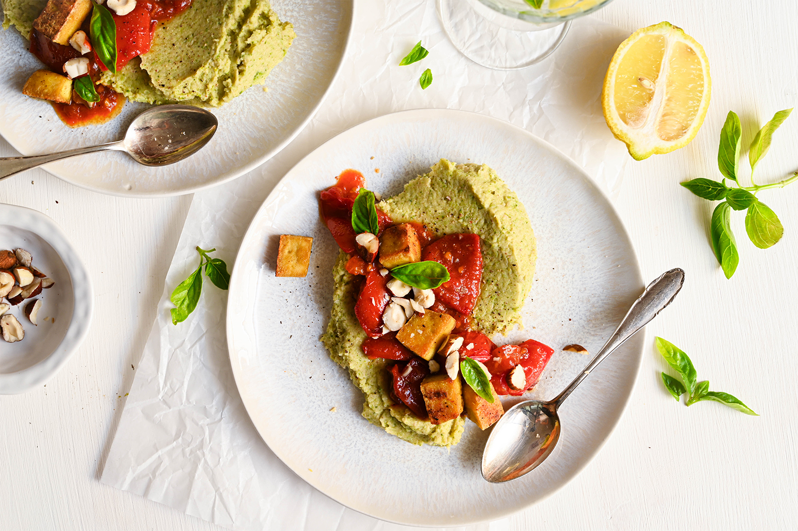Broccoli-Hummus mit Tomaten-Nuss-Topping
