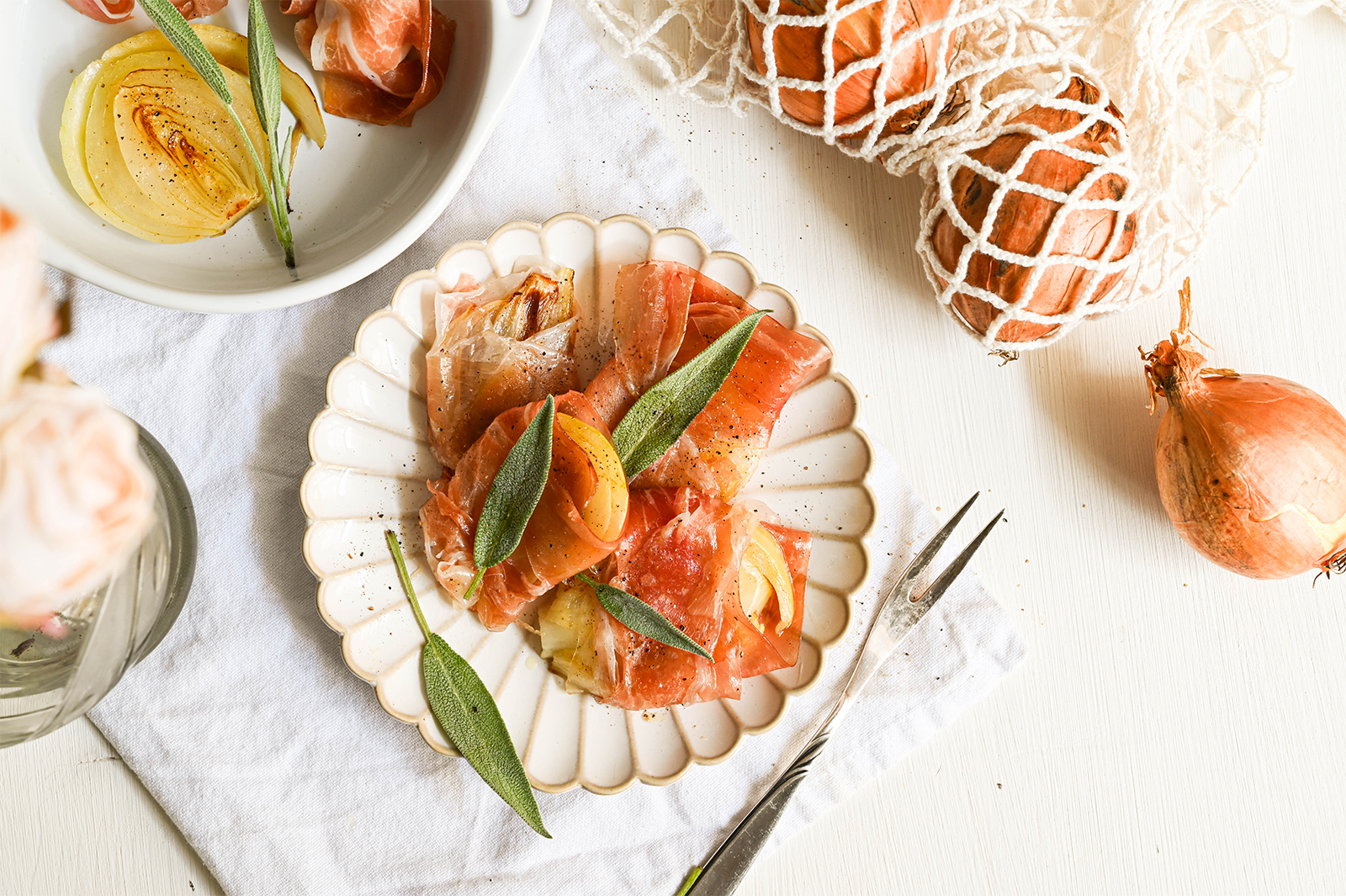 Gegrillter Gemüsezwiebel mit Parmaschinken