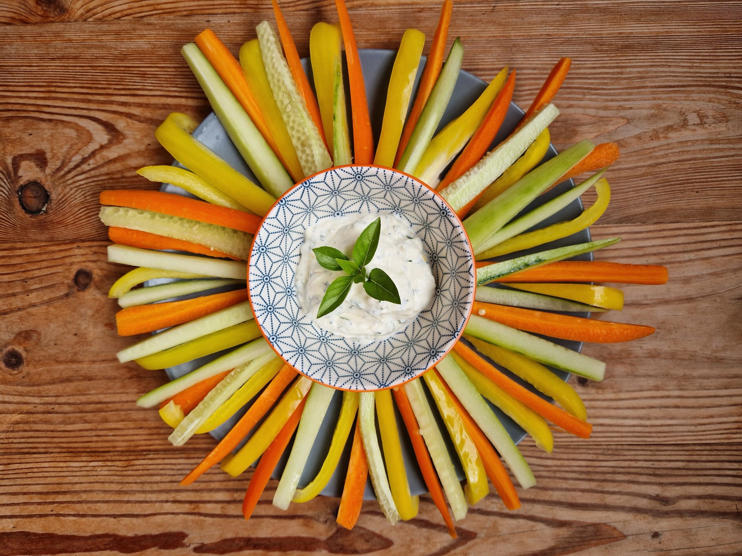 Dip aus Knoblauch, Zitrone und Sauerrahm